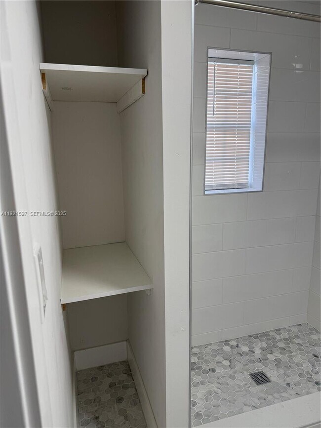 Building Photo - 7611 Harding Ave