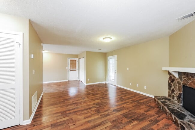 Building Photo - 3835 Scarsborough Dr SW