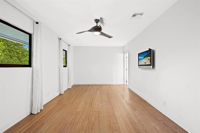 Building Photo - 1260 N Riverside Dr