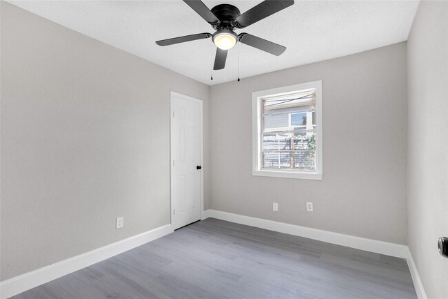 Building Photo - This beautifully remodeled duplex offers m...