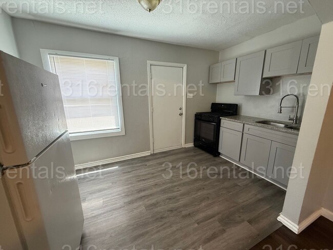Building Photo - $750 - 2 bed 2 bath - Duplex