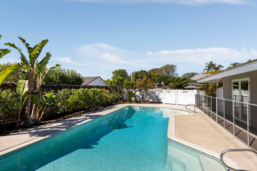 Building Photo - 1901 Altura Dr