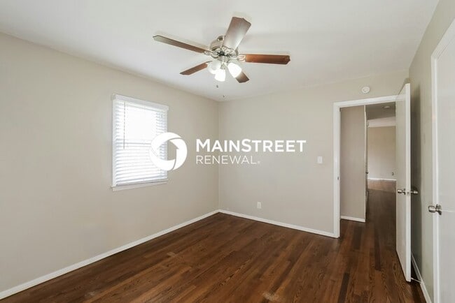 Building Photo - 3 Bedroom Pet-Friendly Home in Independence, MO with Main Street Renewal