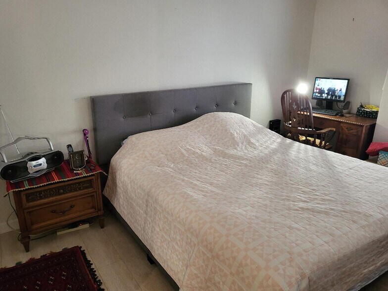 Building Photo - 5420 Sylmar Ave