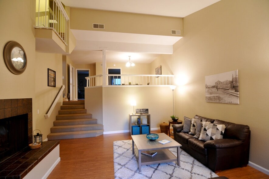 Building Photo - 3323 Caminito Eastbluff