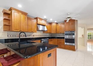 Building Photo - 3231 Parkwood Ct