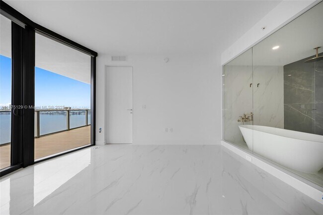 Building Photo - 700 NE 24th St