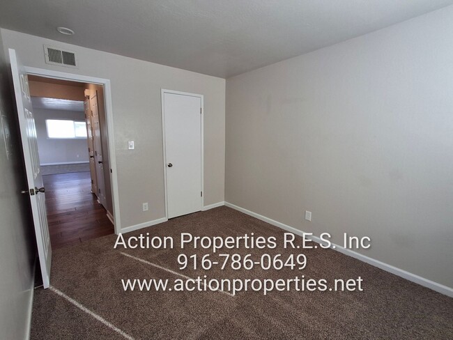 Building Photo - Single Level -Roseville Greens - 2 Bedroom...