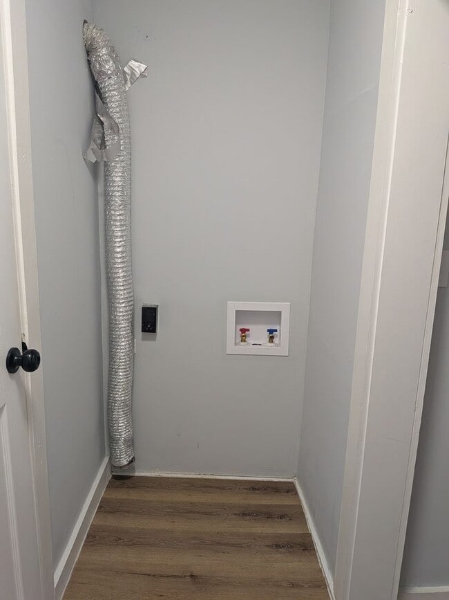 Building Photo - Move in Ready 4 Bed 2 Bath House