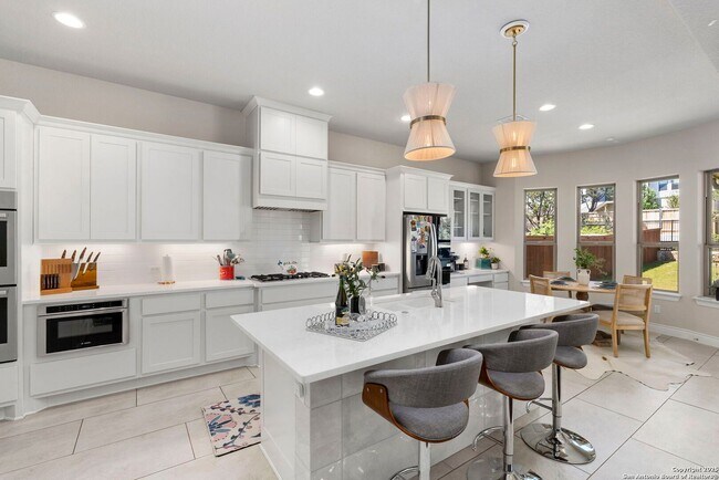 Building Photo - Charming Home Awaits: Spacious & in a Prime Location