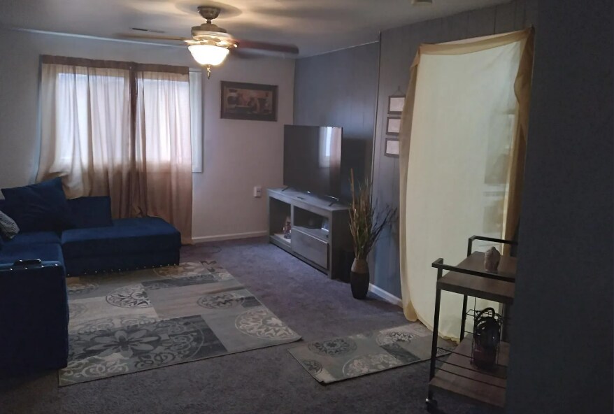 Building Photo - 2555 S 68th St