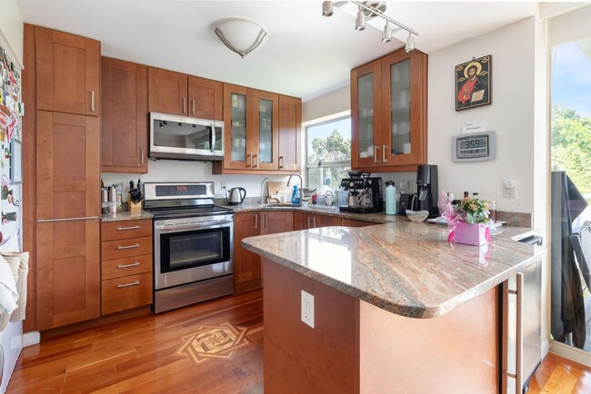 Building Photo - Large three bedroom in Brookline for Septe...