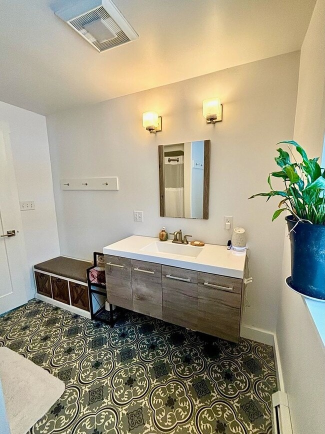 Building Photo - Bright & Airy Home Near Brettun’s Pond – Scenic Views & Modern Comfort