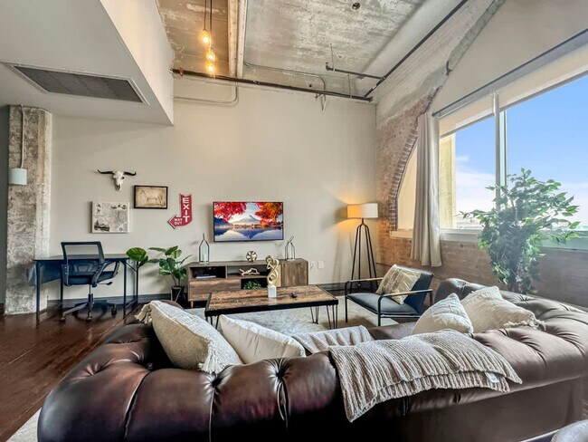 Building Photo - 500 S Ervay St