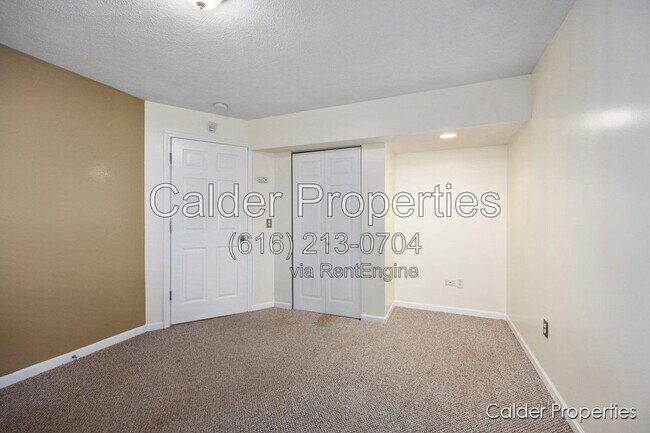 Building Photo - 5686 E Falling Leaf Dr SE