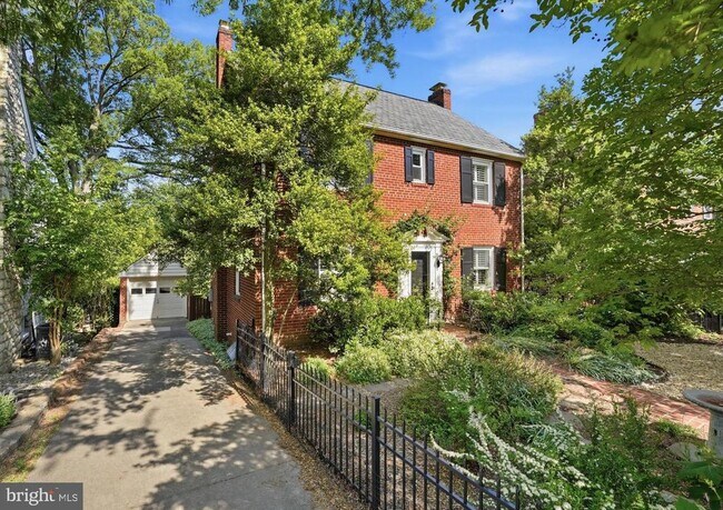 Building Photo - 1911 N Harvard St