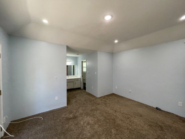 Building Photo - 5113 Hollis St