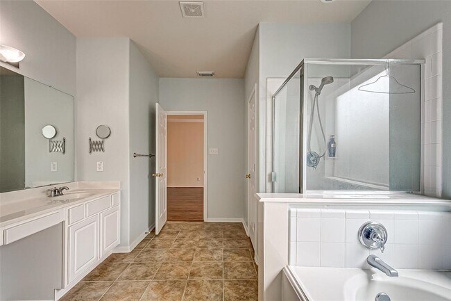 Building Photo - 15131 Live Oak Bend Way