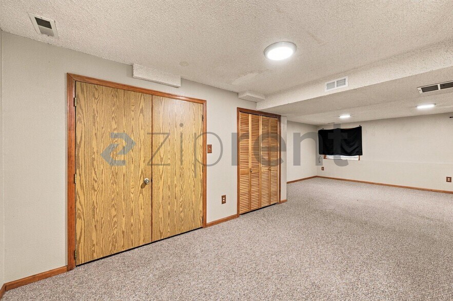 Building Photo - Unit