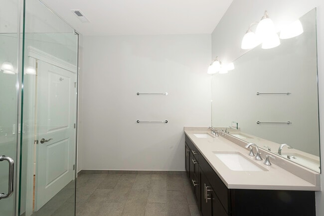 Building Photo - 520 N Western Ave