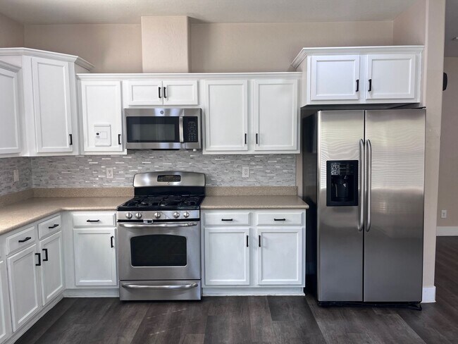 Building Photo - Wonderful 4-Bedroom Home with Loft & Den i...