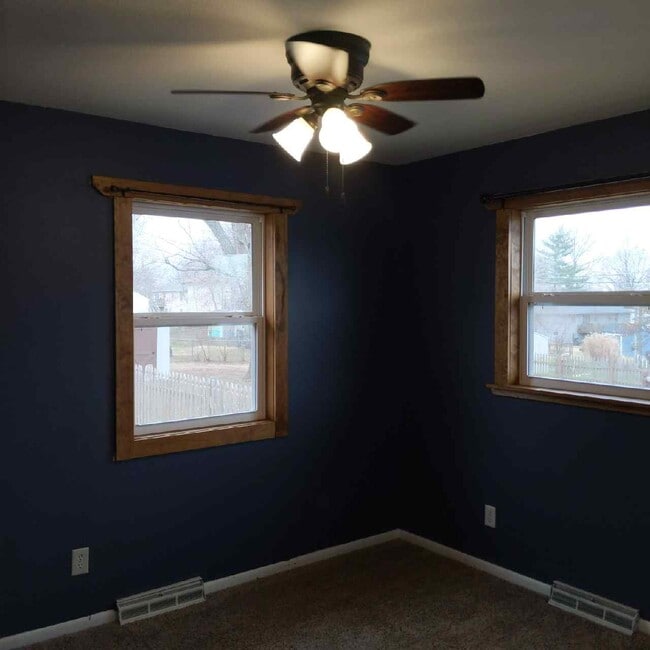 Building Photo - 110 Meadow Ln