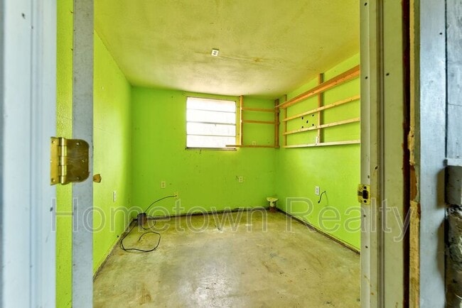 Building Photo - 1103 N Louisa Ave