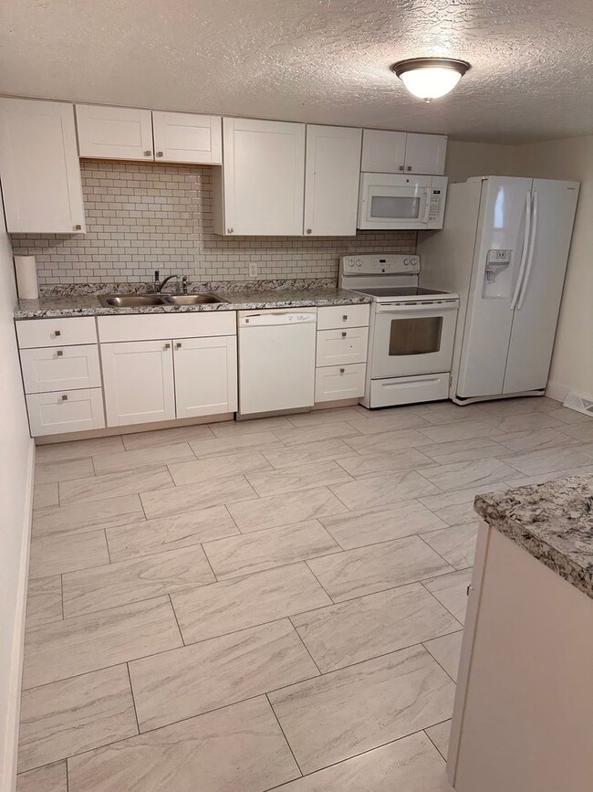 Building Photo - **RENTAL AVAILABLE**  Beautiful 2 Bedroom ...