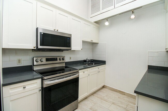 Building Photo - ANNUAL UNFURNISHED ** Wiggins Pass West **...