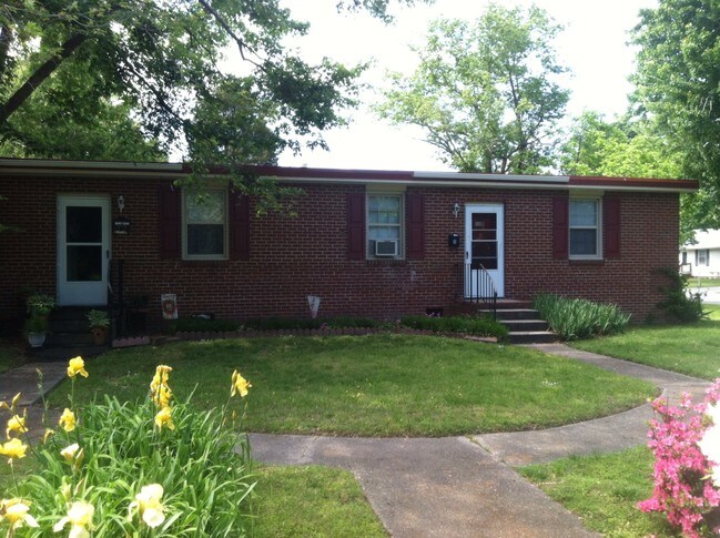Building Photo - 647-649 Bellwood Rd