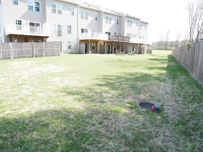 Building Photo - Gorgeous Townhome Located at Preserves at ...