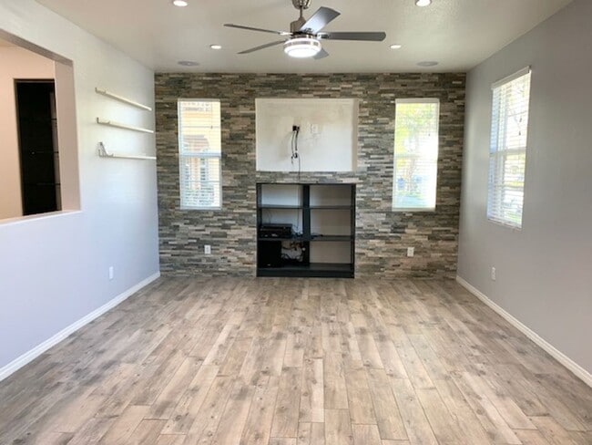 Building Photo - 3150 N Ventura Rd