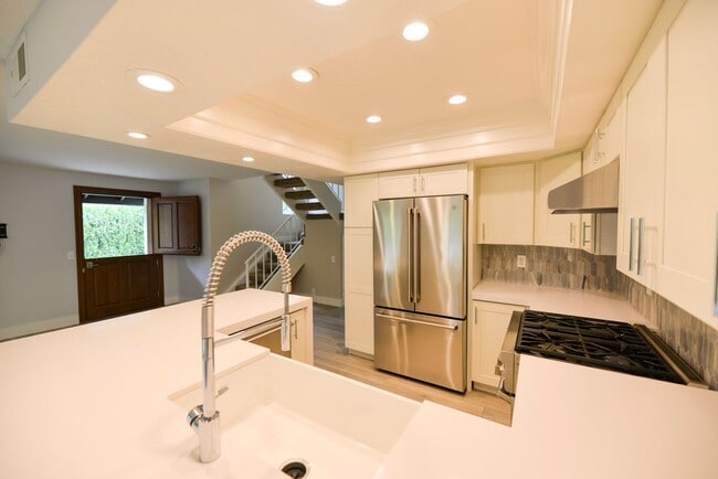 Building Photo - Fully Remodeled unit in the beautiful gate...