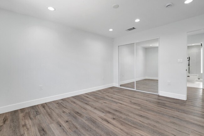 Building Photo - Spacious 3BR NoHo Home w/ Luxury European Finishes