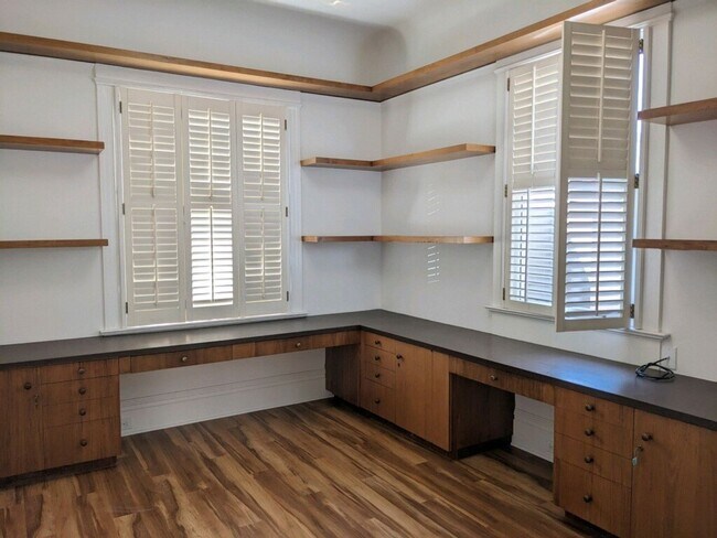 Building Photo - Spacious 4+ Bedroom House in Jordan Park with 2-Car Parking