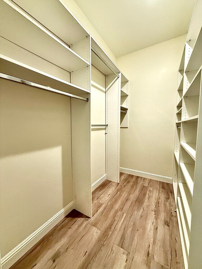 Building Photo - Charming Ground-Floor 2 Bedroom 1 bath Condo close to downtown!