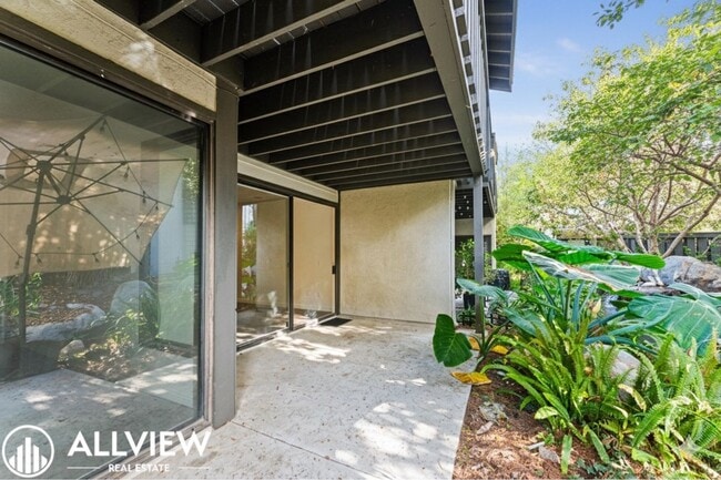 Building Photo - Beautifully Renovated 2-Bed, 2-Bath Home in a Gated Community!