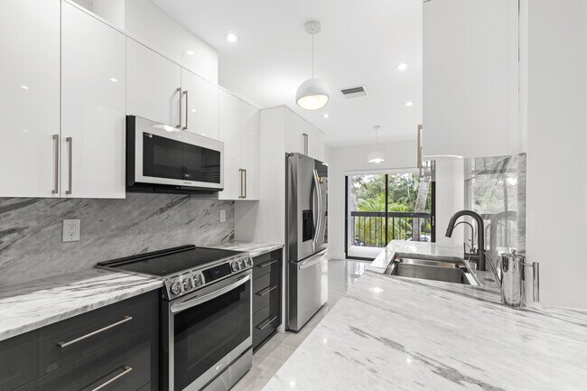 Building Photo - 11311 Pond View Dr