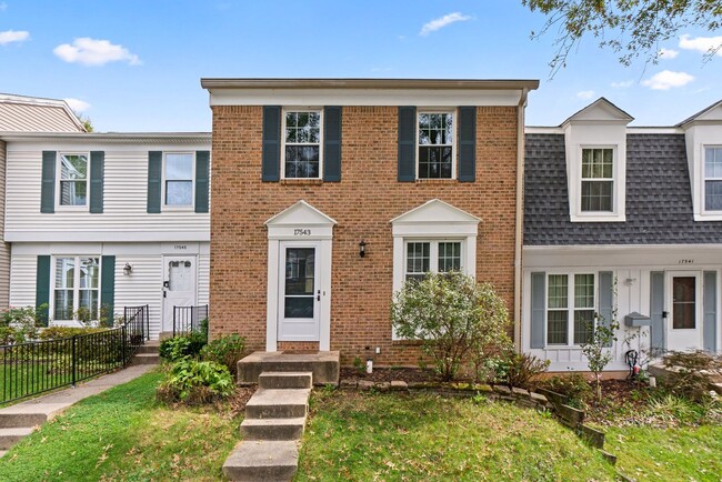 Building Photo - Spacious Townhome