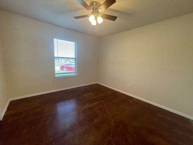 Building Photo - 100/102 Crossbow Ct.