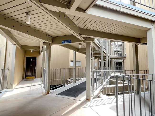 Building Photo - Waterfront 2bd/1bth Condo Downtown Kirklan...