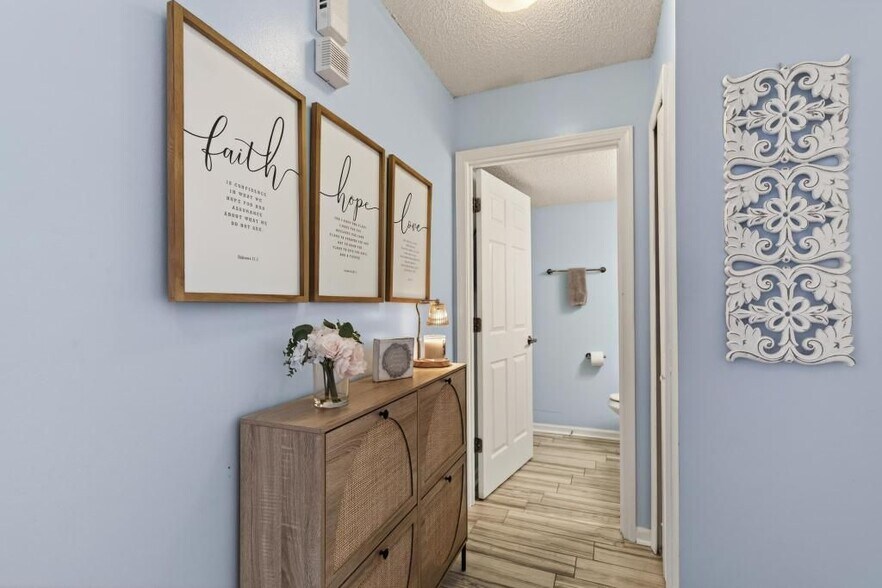 Building Photo - 805 Old Bridge Rd