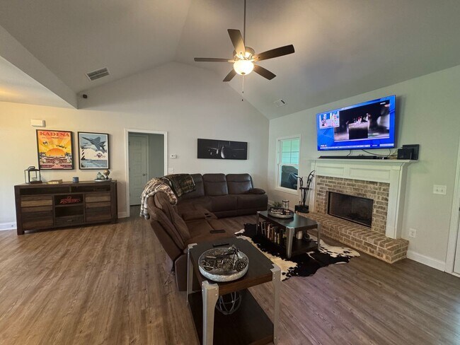 Building Photo - Beautiful Commerce City on in Swim/Playgro...