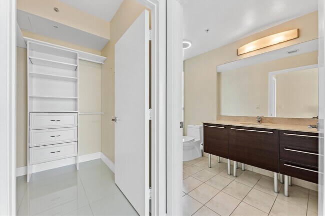 Building Photo - 1900 N Bayshore Dr