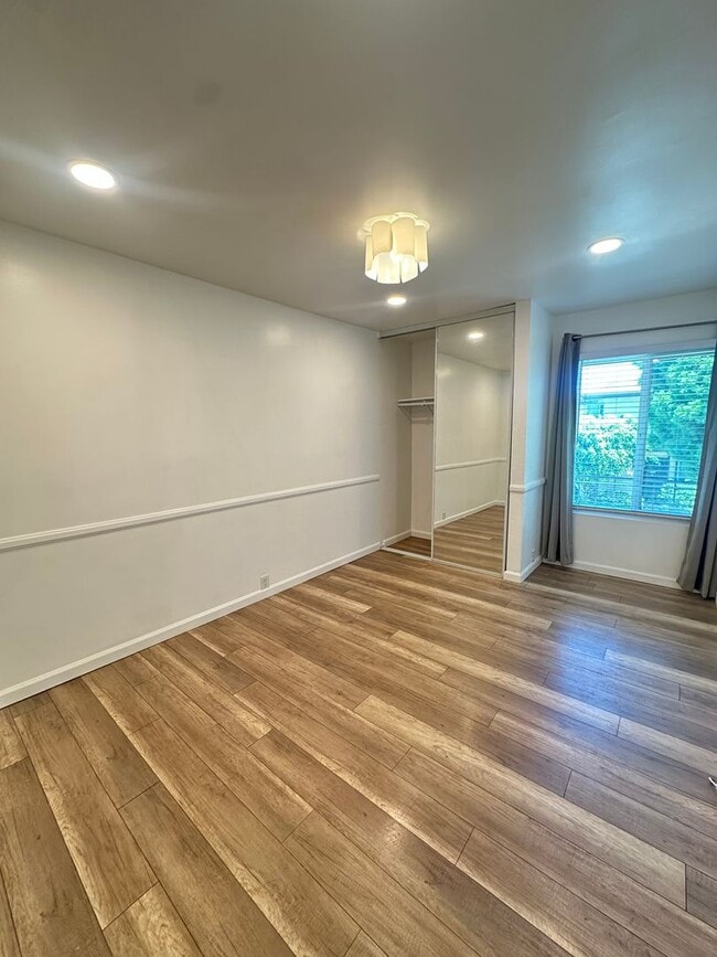 Building Photo - Spacious 3BR/2.5BA updated 2-story townhou...