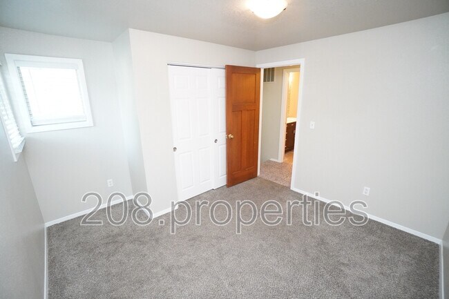 Building Photo - 698 Berwick Dr