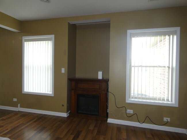 Building Photo - 653 N Edgemere Dr