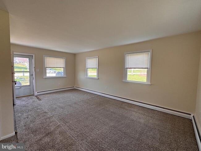 Building Photo - 1212 W King Rd