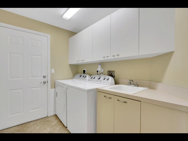Building Photo - 3043 Hartridge Terrace