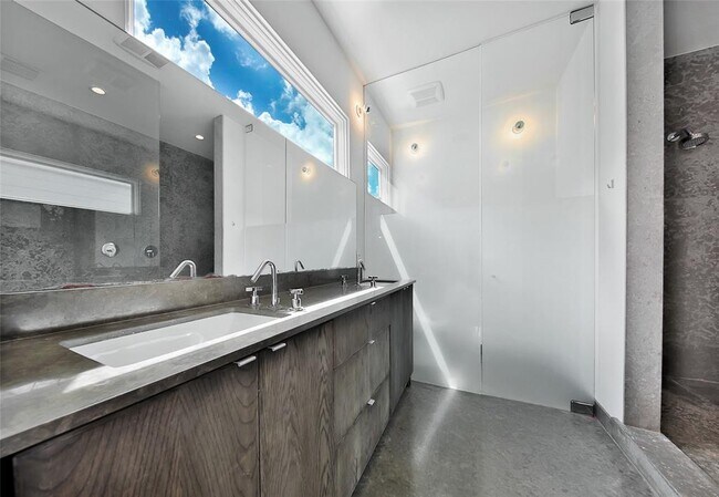 Building Photo - 230 W 25th St
